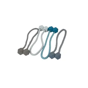 Prindere Magnetică pentru Perdele – 1 Bucata  , Design Geometric cu Capete Magnetice și Șnur Textil, Disponibil în Gri, Maro Deschis, Turcoaz și Alb
