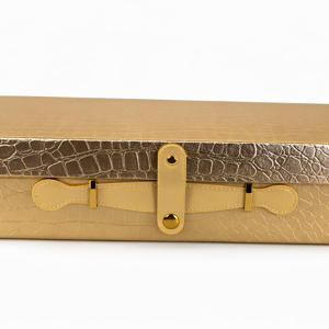 Cutie cadou rigidă dreptunghiulară aurie cu cataramă din piele și textură tip piele crocodil – Cutie premium pentru ambalare cadouri, sistem de închidere cu curea și accesorii metalice