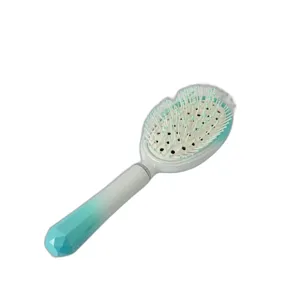 Perie de Par cu Peri Moi si Maner Ergonomic Alb-Albastru Gradient, Ideala pentru Descurcare Usoara, Ingrijire Delicata si Stralucire Naturala