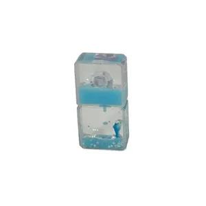 Decor Lichid Antistres cu Figurine – Design Compact cu Gel Albastru, Elemente în Verde și Roz, Mișcare Fluidă, Ideal pentru Birou sau Cadou Relaxant