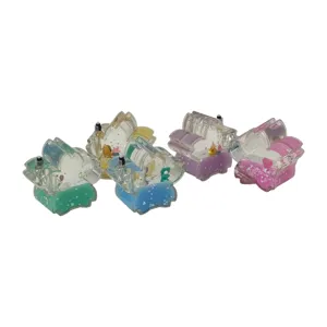 Figurină decorativă tip mini-acvariu, cu lichid și detalii colorate, disponibilă în mai multe culori