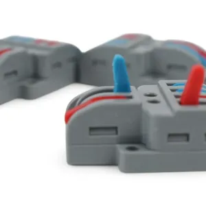 Conector pentru Cablu 2 Intrări, 4 Ieșiri – Distribuitor Electric Compact și Rezistent pentru Sisteme Electrice și Iluminat