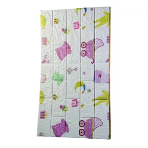 Panou autocolant decorativ din spumă tip cărămidă cu imprimeu copii prințese, dimensiune 70 x 77 cm, placă perete flexibilă pentru cameră copil
