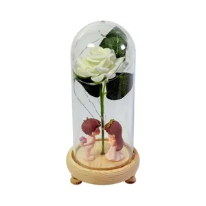 Aranjament floral decorativ în cupolă de sticlă 10x20 cm cu trandafir artificial și figurine decorative, bază din lemn