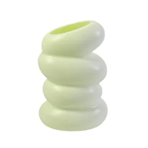 Vază decorativă din plastic verde deschis model spirală compactă 15 cm x 9 cm