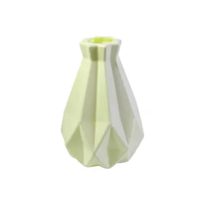 Vază decorativă din plastic model diamant geometric verde deschis și alb 21 cm x 11 cm