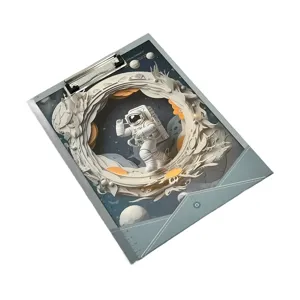 Clipboard A4 cu Design Astronaut – Rigla Laterala Integrata, Ideal pentru Scoala si Birou
