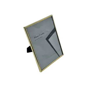 Cadru foto decorativ 15x20 cm (6x8 inch), ramă subțire aurie, design modern cu suport de birou