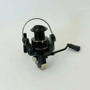 Mulinetă Pescuit Model 5000 – Tambur Metalic Perforat, Corp Negru Mat, Frână Frontală Reglabilă, Capacitate Fir 0.25/300m, Ideală pentru Spinning, Crap și Feeder