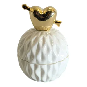 Cutie pentru Bijuterii din Ceramică cu Capac Inimă Aurie, Design Elegant și Decorativ, 7.8x10.5 cm, Ideală pentru Accesorii, Mărunțișuri și Cadouri