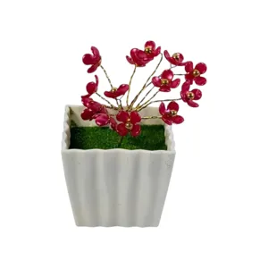 Ghiveci Decorativ cu Flori Artificiale Roșii, 11 x 5.5 x 5 cm, Vas Alb cu Design Ondulat, Decor Interior