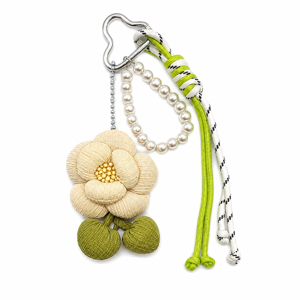 Breloc Floral Textil, Accesoriu Decorativ pentru Chei, Geantă sau Rucsac, Design Elegant cu Floare și Elemente Decorative