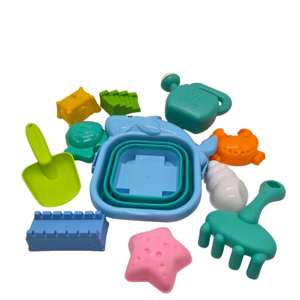 Set Jucării pentru Plajă și Nisip, cu Găletușă Model Pește, Lopățică, Greblă, Stropitoare și Forme pentru Nisip, Multicolor, Ambalat în Pungă