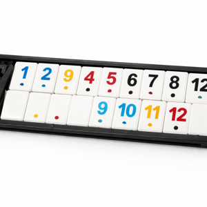 Set joc Rummy cu piese numerotate din plastic și suport pentru piese – Joc de societate cu table numerice colorate, cutie depozitare din plastic, joc strategic pentru familie și grup